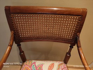 Sillón madera y ratán tapizado nuevo.