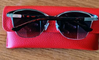 Gafas de sol Guess mujer con funda roja