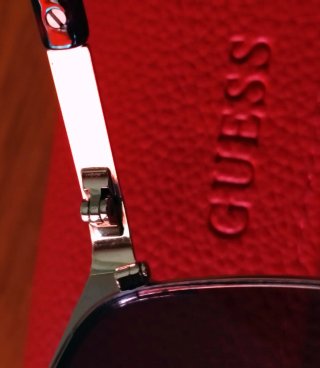 Gafas de sol Guess mujer con funda roja