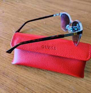 Gafas de sol Guess mujer con funda roja