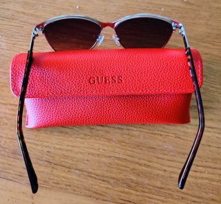 Gafas de sol Guess mujer con funda roja