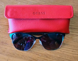Gafas de sol Guess mujer con funda roja