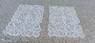2 Manteles de tela blancos con diseño floral