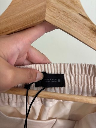 Pantalón recto Zara beige con nervio