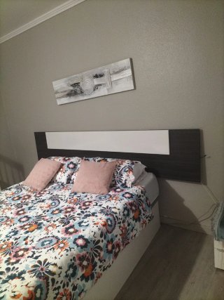 Cabezal de cama gris y blanco