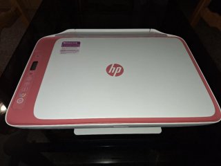 Impresora HP rosa y blanca