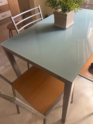 Mesa de comedor con 4 sillas