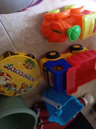 Balón y juguetes varios