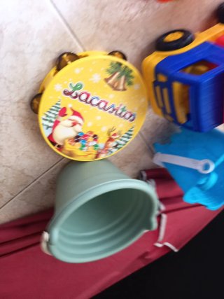 Balón y juguetes varios