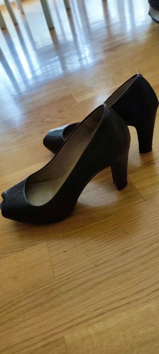Zapatos de tacón marrones peep toe