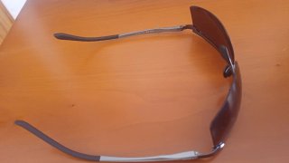 Gafas de sol negras y plateadas