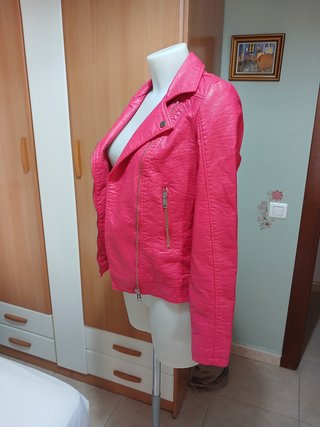 Cazadora GUESS Fucsia + regalo