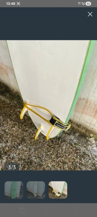 Tabla de surf verde usada pero todavía con vida