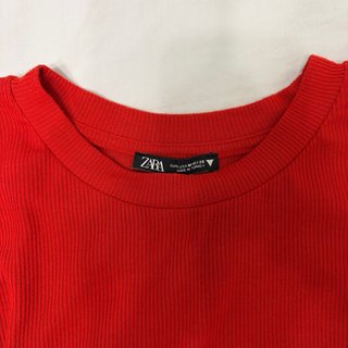 Top rojo fruncido de Zara