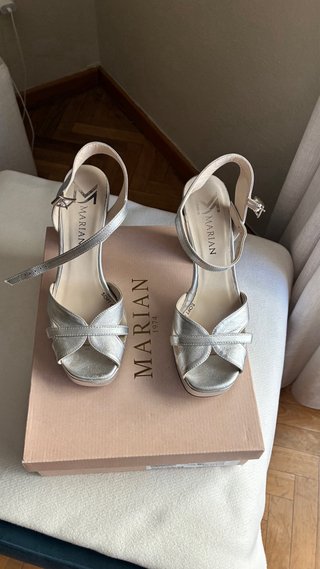 Zapatos de tacón de piel Marian fiesta,plata mate.