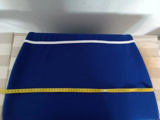 Vestido azul con detalles blancos