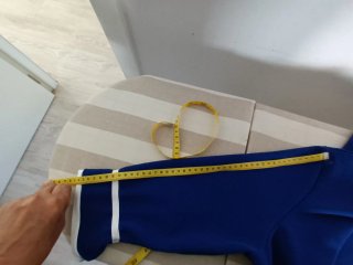 Vestido azul con detalles blancos
