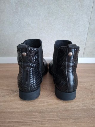 Botines Alpe negros piel efecto serpiente