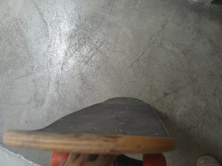 Monopatín con diseño de mono y amigo