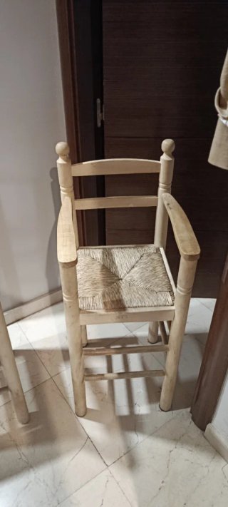 Trona de madera con asiento de anea