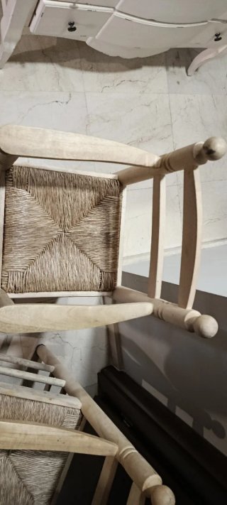 Trona de madera con asiento de anea