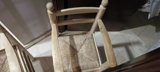Trona de madera con asiento de anea