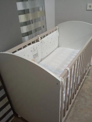 Cuna de bebé blanca