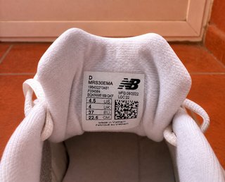 New Balance Plata y Blanco