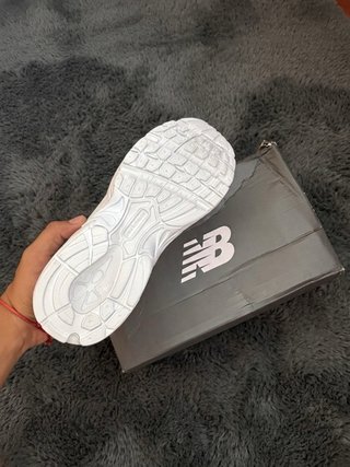 New Balance Plata y Blanco