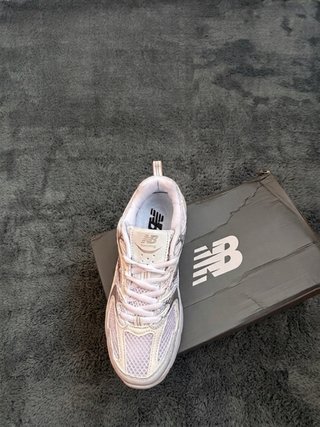 New Balance Plata y Blanco