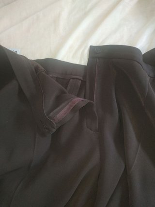 Pantalón de traje marrón de mujer.