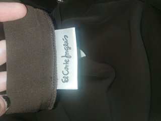 Pantalón de traje marrón de mujer.