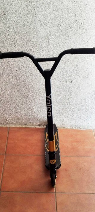Patinete Yoleo Negro y Dorado