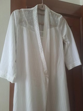 Camisón y bata blancos