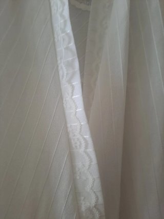 Camisón y bata blancos