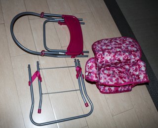 Trona de juguete plegable y desmontable.