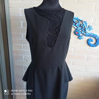 Vestido negro de fiesta con encaje. LEER