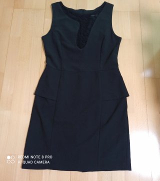 Vestido negro de fiesta con encaje. LEER