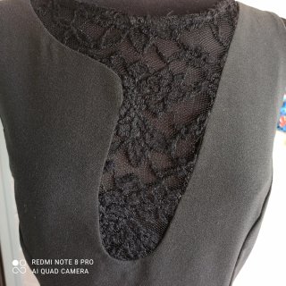 Vestido negro de fiesta con encaje. LEER