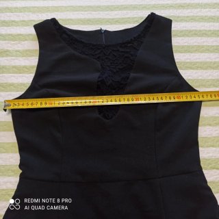 Vestido negro de fiesta con encaje. LEER