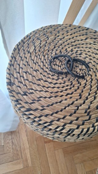 Cesto decorativo de mimbre con tapa