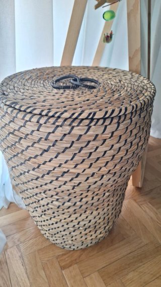Cesto decorativo de mimbre con tapa