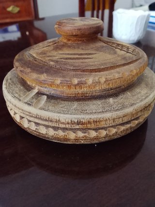 Joyero de madera tallada