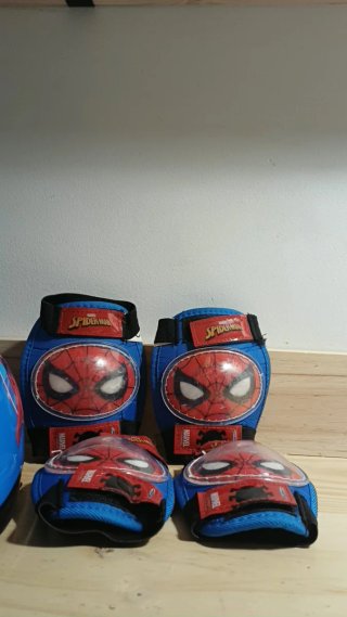 Casco y protecciones Spiderman infantil