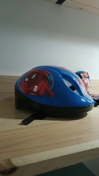 Casco y protecciones Spiderman infantil