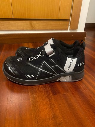 Zapatos de seguridad Connexis negros y blancos