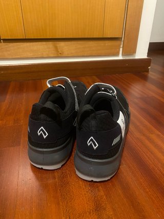 Zapatos de seguridad Connexis negros y blancos