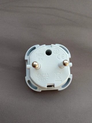 Adaptador Enchufe UK a Europa con Seguridad