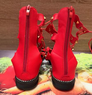 Sandalias gladiador rojas con tachuelas