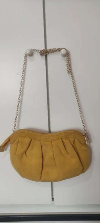 Bolso de vestir amarillo con cadena